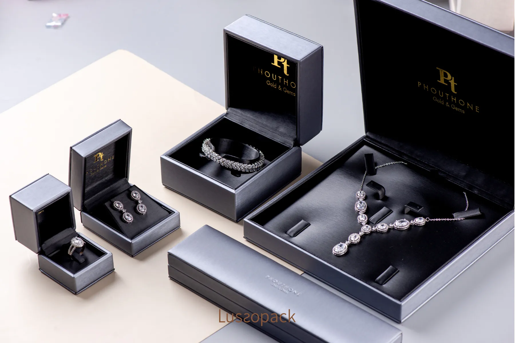 /images/packagingBlogUpdate/10BestJewelryPackagingColors/10BestJewelryPackagingColors05.webp