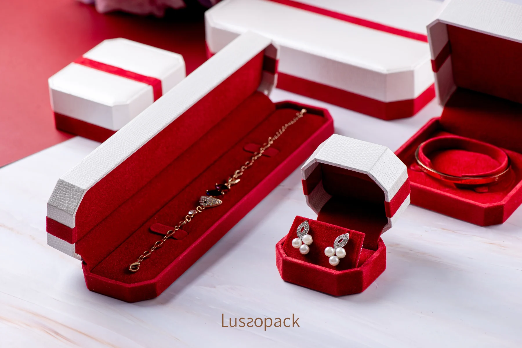 /images/packagingBlogUpdate/10BestJewelryPackagingColors/10BestJewelryPackagingColors12.webp