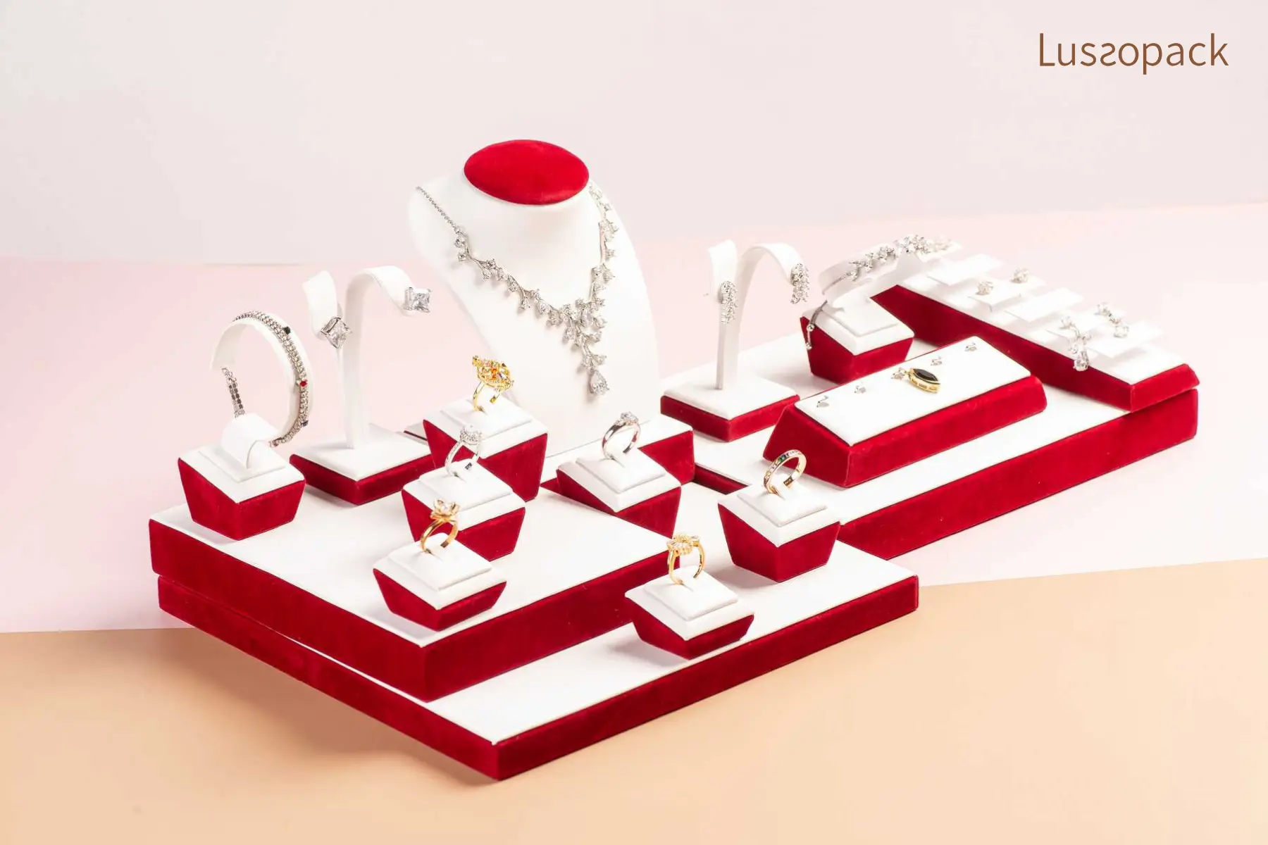 /images/packagingBlogUpdate/15CreativeJewelryDisplay/15CreativeJewelryDisplay02.webp
