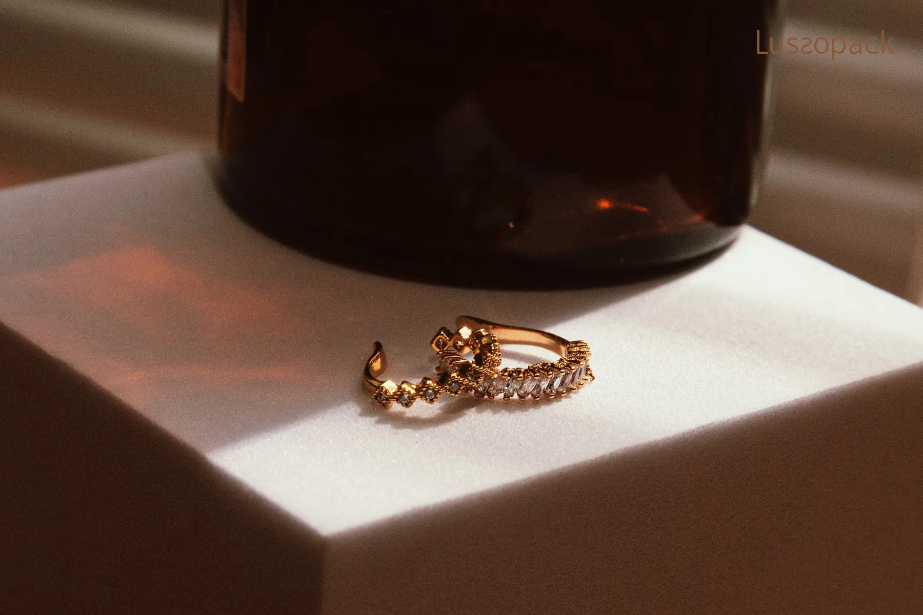 /images/packagingBlogUpdate/15CreativeJewelryDisplay/15CreativeJewelryDisplay06.webp