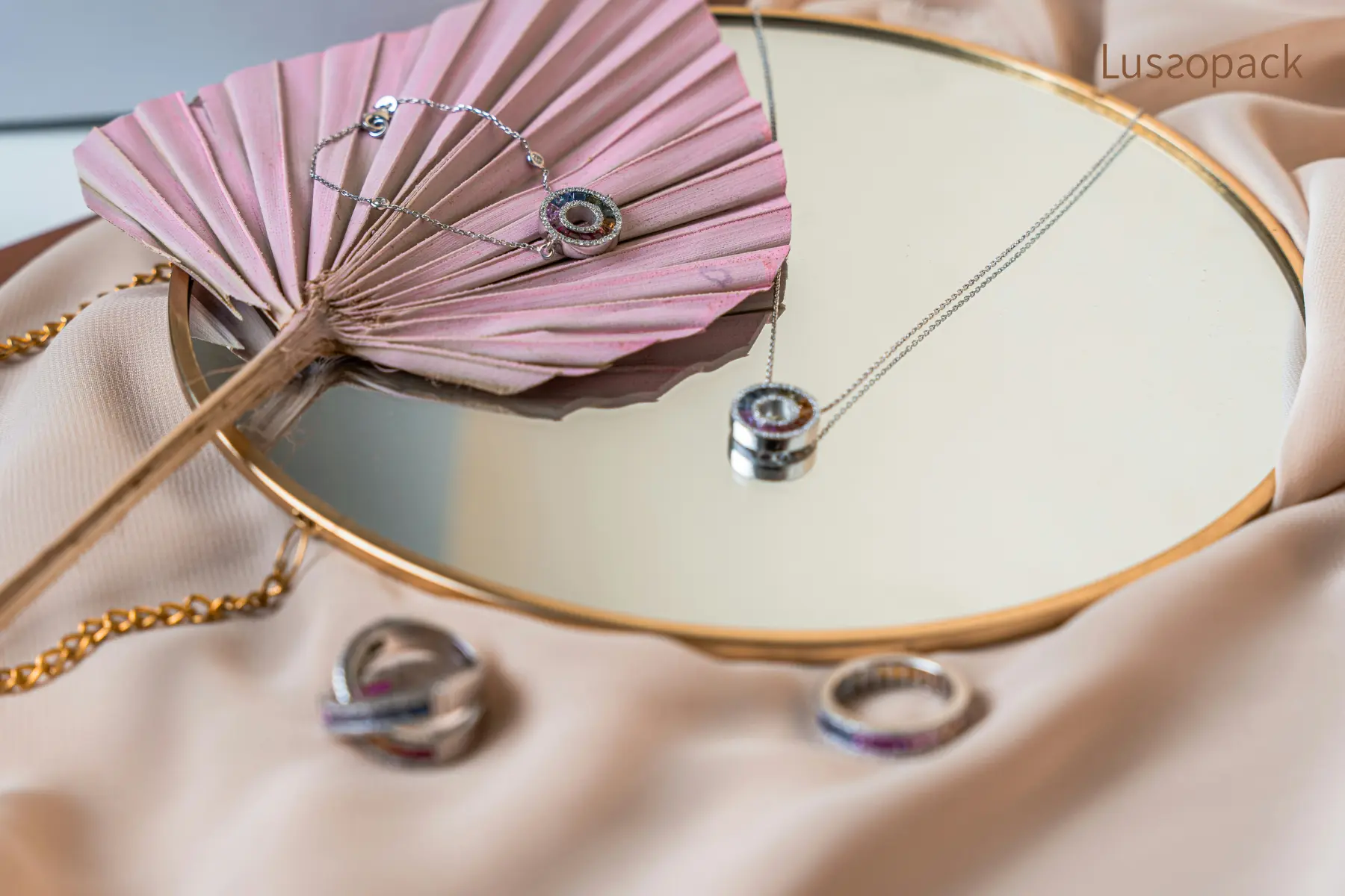 /images/packagingBlogUpdate/15CreativeJewelryDisplay/15CreativeJewelryDisplay07.webp