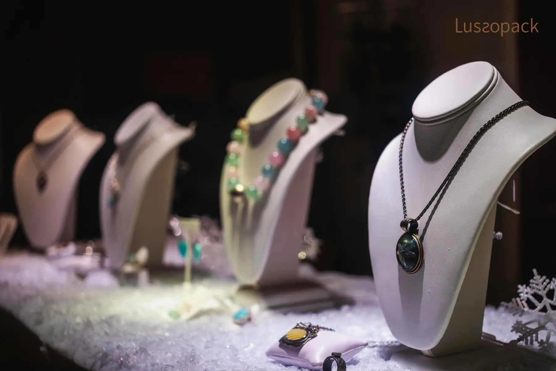 /images/packagingBlogUpdate/15CreativeJewelryDisplay/15CreativeJewelryDisplay08.webp