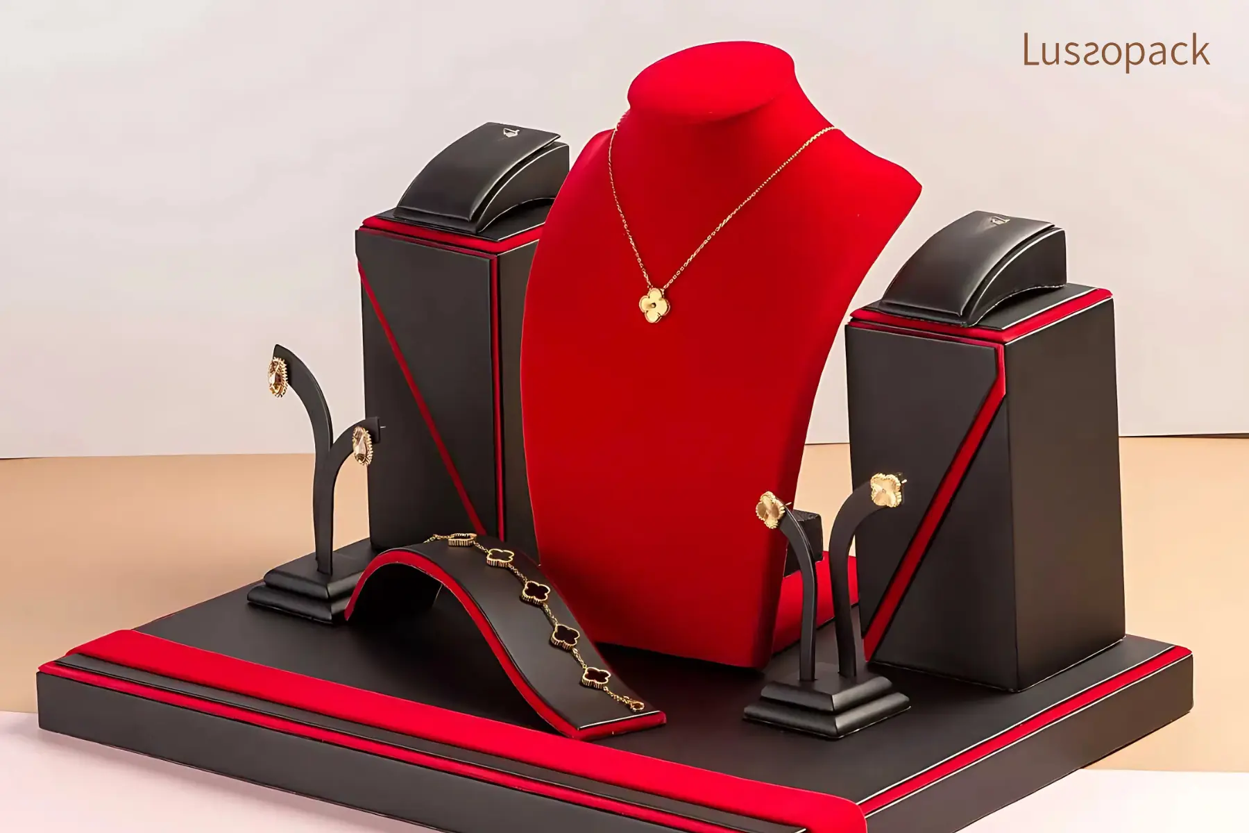 /images/packagingBlogUpdate/15CreativeJewelryDisplay/15CreativeJewelryDisplay09.webp