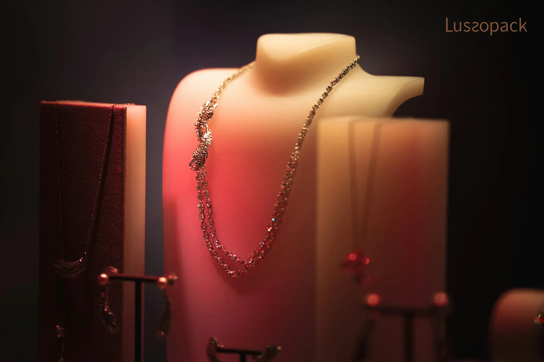 /images/packagingBlogUpdate/15CreativeJewelryDisplay/15CreativeJewelryDisplay10.webp