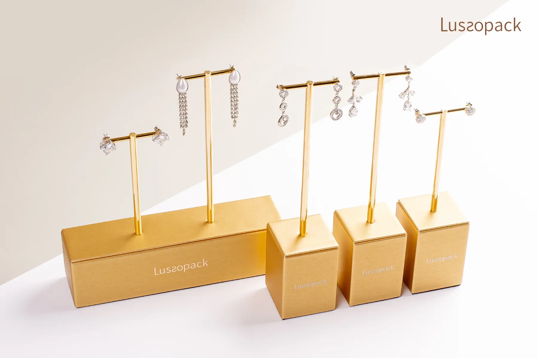 /images/packagingBlogUpdate/15CreativeJewelryDisplay/15CreativeJewelryDisplay11.webp