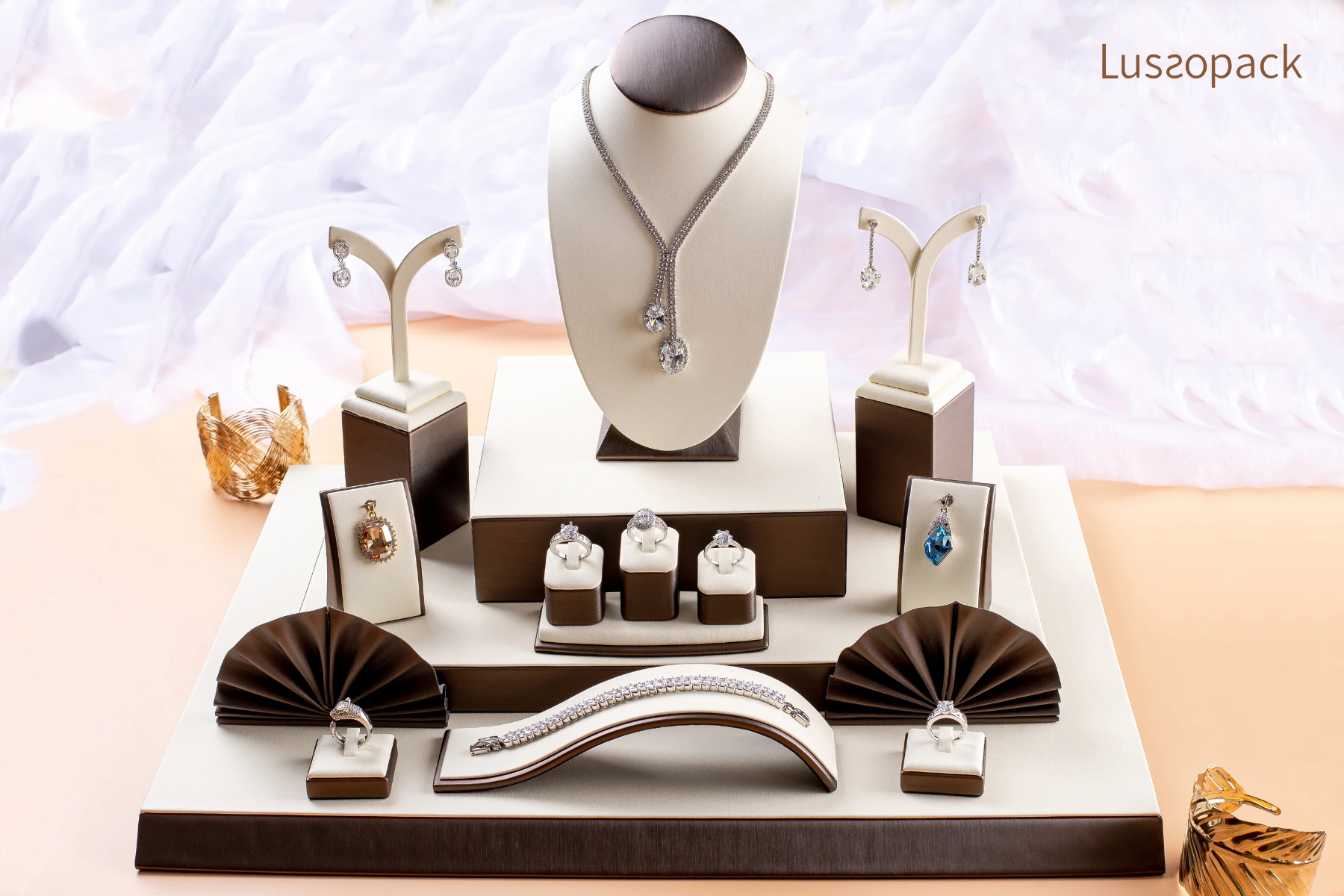 /images/packagingBlogUpdate/15CreativeJewelryDisplay/15CreativeJewelryDisplay12.webp
