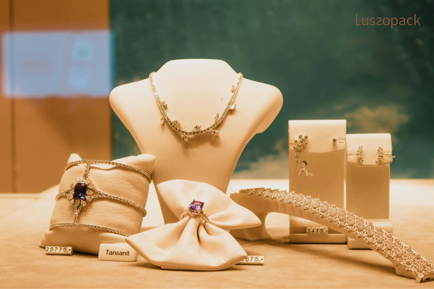 /images/packagingBlogUpdate/15CreativeJewelryDisplay/15CreativeJewelryDisplay13.webp