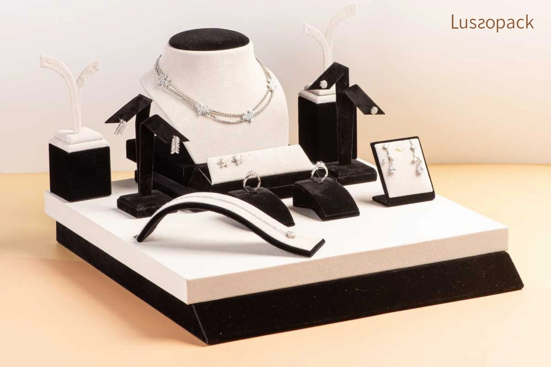 /images/packagingBlogUpdate/15CreativeJewelryDisplay/15CreativeJewelryDisplay15.webp